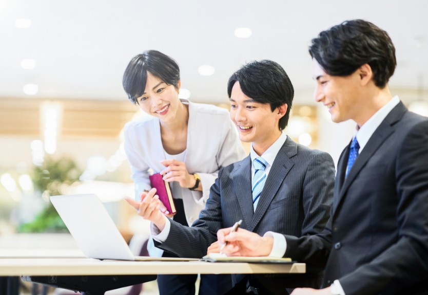 PCを見ながらチームで協同して話し合う様子