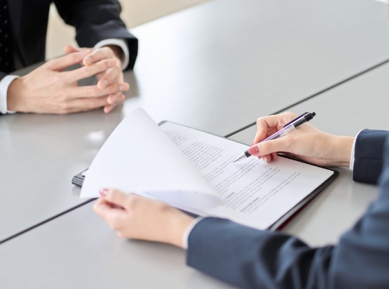 書類を開きながら面談を行うシーン