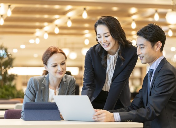 ノートパソコンを使って話し合うビジネスシーン