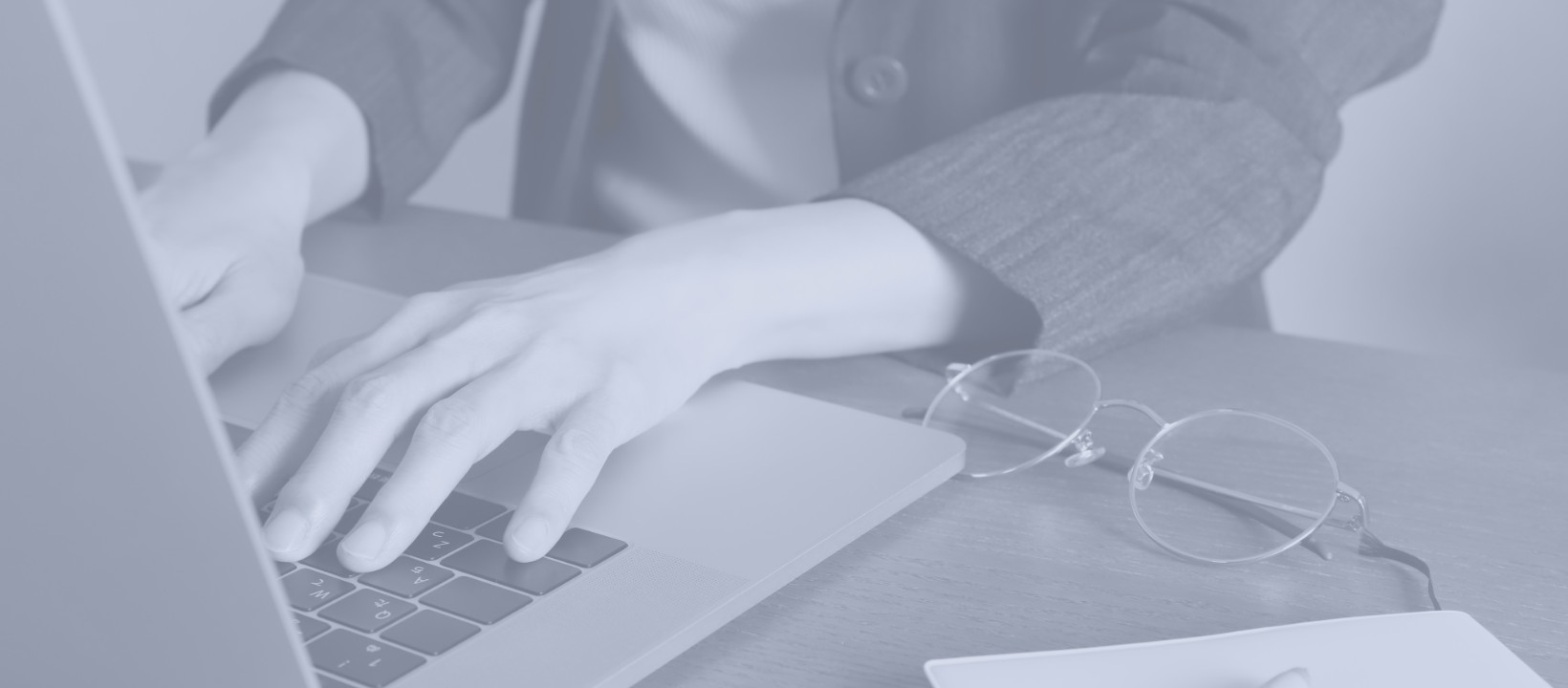 ノートパソコンのキーボードを打つ手