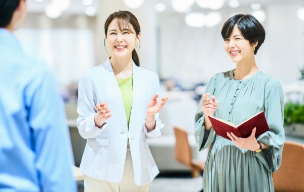 ３人で笑顔で話し合う写真