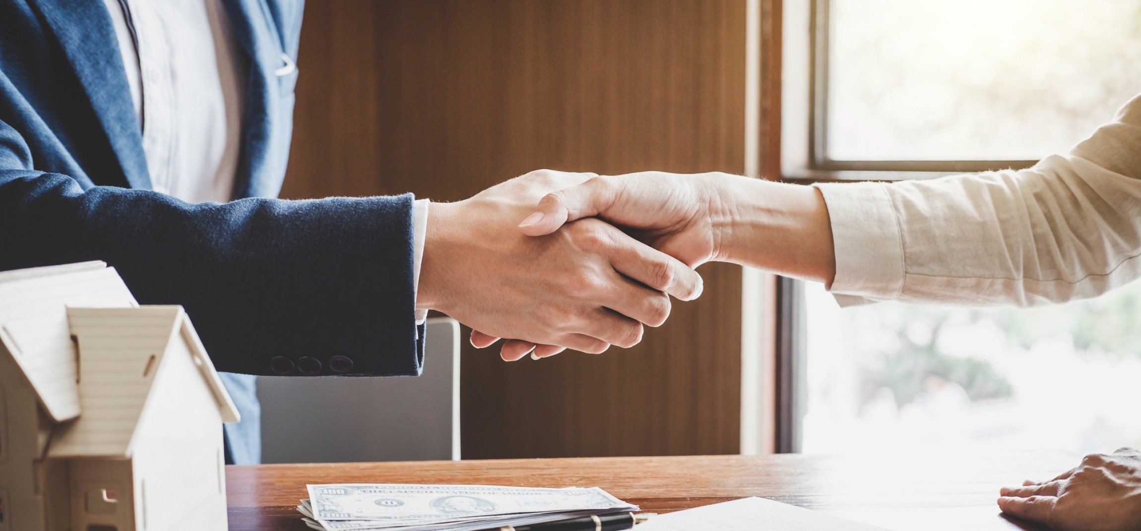 握手を交わしている様子